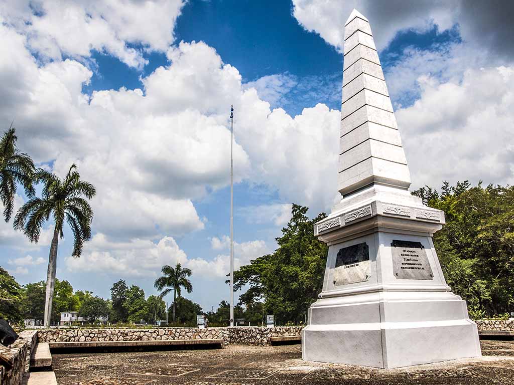 Visita al obelisco Gobernador Prov